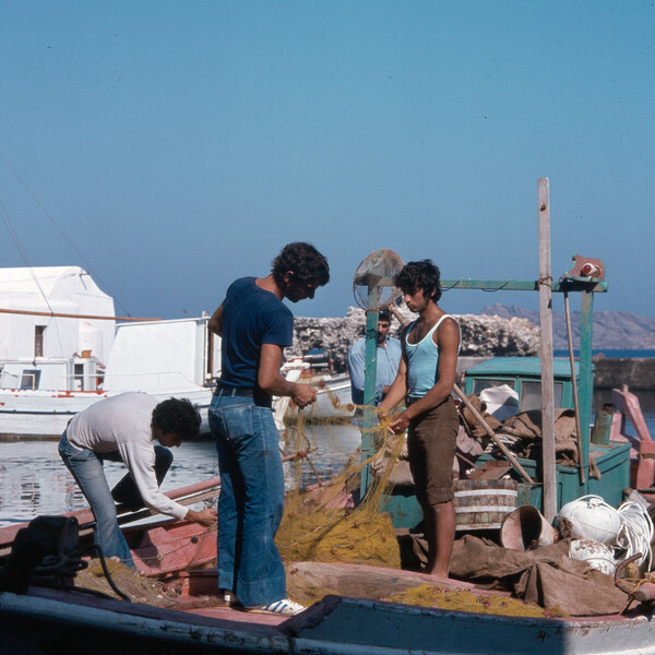 Λαβράκι και μπλου τζίν καμπάνα: Η ζωή των ψαράδων της Πάρου το '70