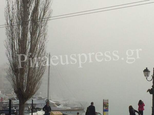 Σπάνια ομίχλη σκέπασε τα νότια της Αττικής (video)