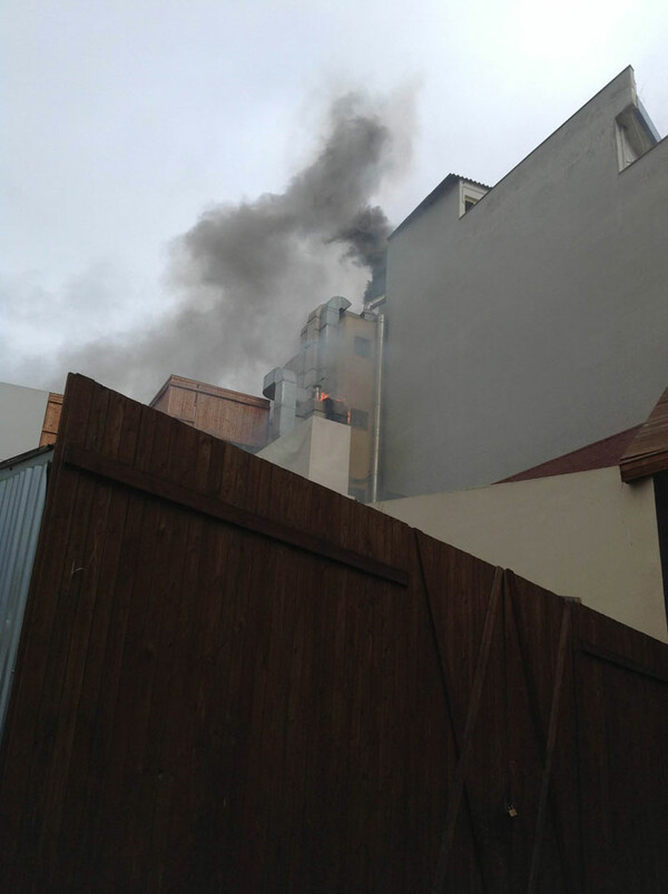 ΤΩΡΑ: Πυκνοί καπνοί γύρω από το Butcher Shop