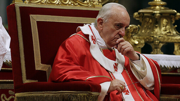 Ο Πάπας προσεύχεται για τους «λαθρομετανάστες»