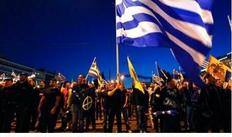 Guardian: «Η Χρυσή Αυγή δρα σαν συμμορία εγκληματιών, όχι σαν κόμμα»