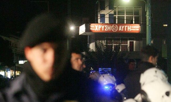 Tραυματίας: «Καθόμασταν τρεις έξω από τα γραφεία της Χρυσής Αυγής και πέρασε ένα μηχανάκι και μας γάζωσε».