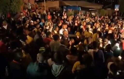 Ν.Αφρική: Χορεύουν και τραγουδούν τιμώντας τη ζωή του Μαντέλα