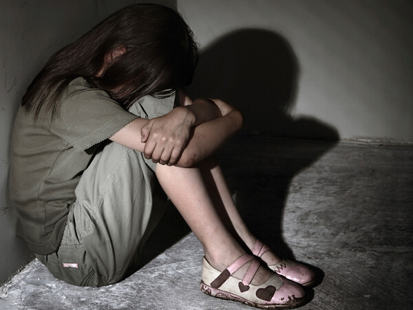 Πατριός και μητέρα κατηγορούνται για σεξουαλική κακοποίηση 18χρονης στη Ρόδο