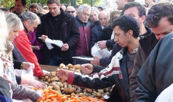 Μοίρασαν δωρεάν λαχανικά στο Σύνταγμα