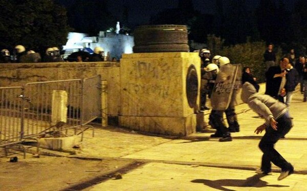 Έξι συλλήψεις χθες στο Σύνταγμα