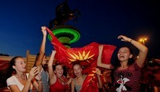 Η νίκη των Σκοπίων επί της Ελλάδας ξύπνησε τον “πληγωμένο” εθνικισμό