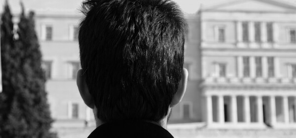 Άγριος ξυλοδαρμός διαδηλωτή στα χθεσινά επεισόδια (video)