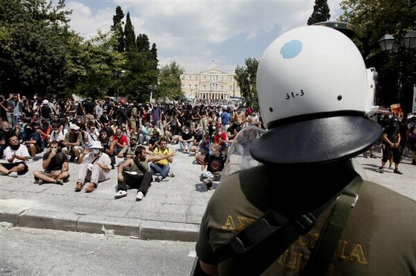 Ένταση και τραυματισμοί στο Σύνταγμα (video)