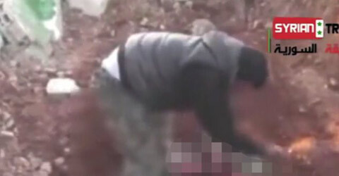 Φρικώδεις εικόνες: Σύρος αντάρτης τρώει την καρδιά νεκρού στρατιώτη