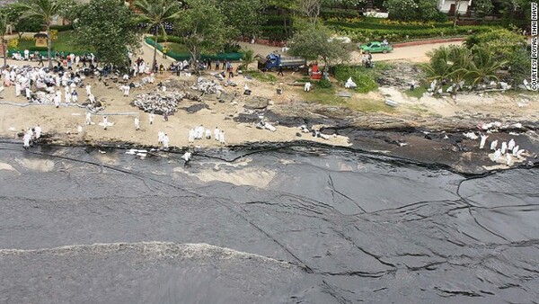 Διαρροή πετρελαίου "μαύρισε" πανέμορφη παραλία στην Ταϊλάνδη