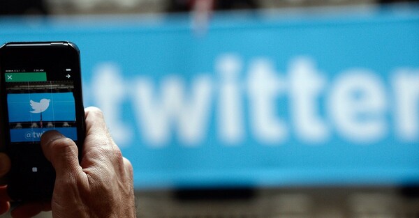 Κινητό φωτογραφίζει το σήμα του Twitter