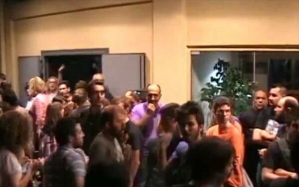 “Αγανακτισμένοι” διέκοψαν συνδιάσκεψη του ΠΑΣΟΚ στο Βόλο (video)