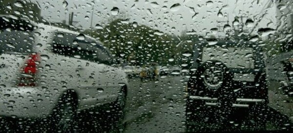 Προβλήματα στους δρόμους από την έντονη βροχή