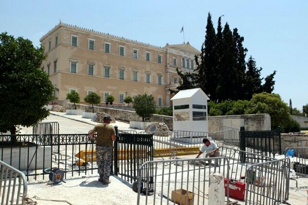 Μόνιμα κάγκελα μπαίνουν στη Βουλή