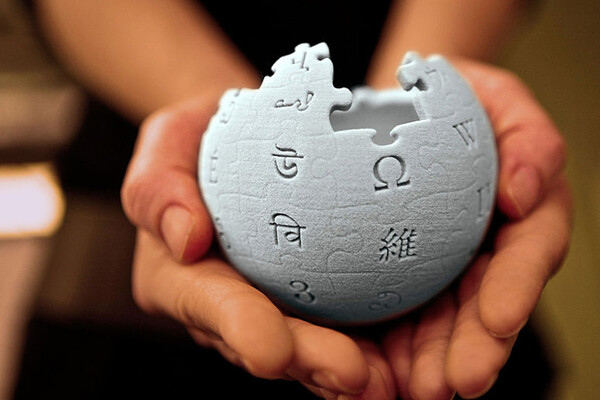Στα γερμανικά σχολεία μαθαίνουν να σερφάρουν στη Wikipedia