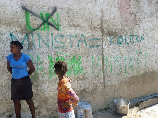 Κατηγορούν τον ΟΗΕ ότι μετέφερε τη φονική χολέρα στην Αϊτή