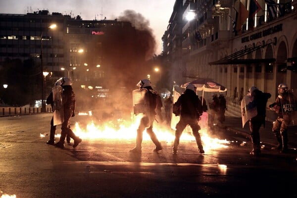 40 προσαγωγές στο κέντρο της Αθήνας - Καμένα οχήματα και ΑΤΜ - Μολότοφ στο Σύνταγμα