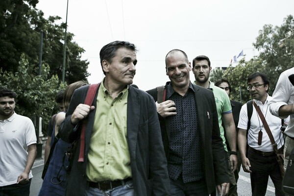 Για προπηλακισμό του Βαρουφάκη από διαδηλωτές του ΑΝΤΑΡΣΥΑ κάνει λόγο ο Σκάι