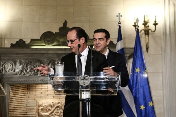 "Στα χαρακώματα" με ανακοινώσεις ΝΔ και ΣΥΡΙΖΑ για την συνέντευξη με τον Ολάντ