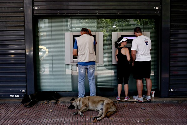 ΕΛ.ΑΣ: Συμβουλές για την προστασία των αναλήψεων σε ΑΤΜ και των τραπεζικών λογαριασμών