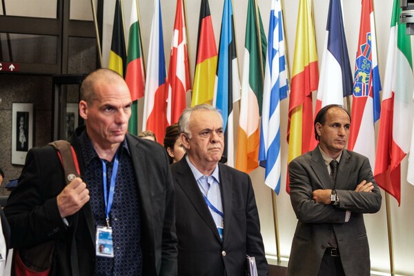 5 εικόνες των Ελλήνων διαπραγματευτών στις Βρυξέλλες που τα λένε όλα