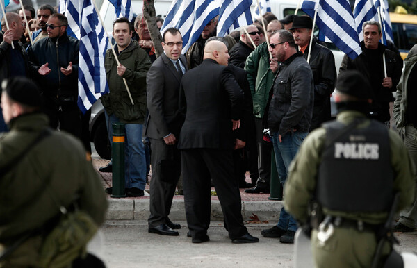 Ένταση με χρυσαυγίτες έξω από το Εφετείο