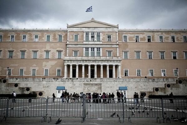 Τροχαίο στο προαύλιο της Βουλής λίγο πριν την ορκωμοσία