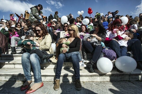 Ταυτόχρονος Δημόσιος Θηλασμός σε 50 πόλεις την Κυριακή