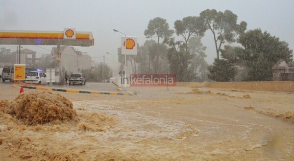 Σκηνές χάους από την σφοδρή νεροποντή στην Κεφαλονιά - Χείμαρροι παρέσυραν αυτοκίνητα