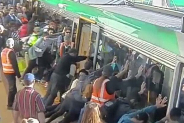 Επιβάτες σήκωσαν ένα τρένο για να απεγκλωβίσουν άνδρα