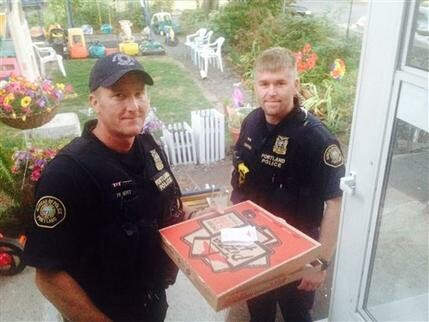 Αστυνομικοί ολοκλήρωσαν την παράδοση πίτσας