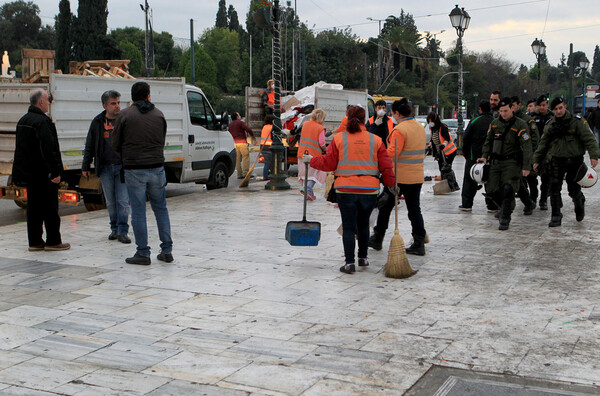 Τι λένε οι Σύροι πρόσφυγες για τη νυχτερινή επιχείρηση απομάκρυνσης τους από το Σύνταγμα