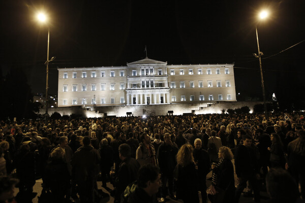 Γεμίζει κόσμο το Σύνταγμα