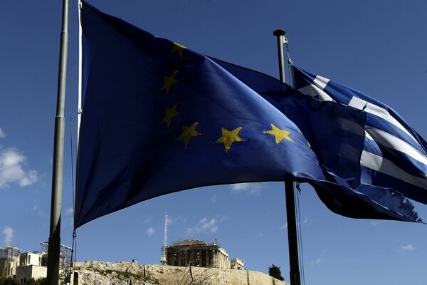 Guardian: Η Ελλάδα πρέπει να διαλέξει μεταξύ δύο καταστροφών