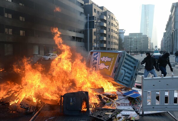 Συλλήψεις 350 διαδηλωτών έξω από το κτίριο της ΕΚΤ στη Φρανκφούρτη