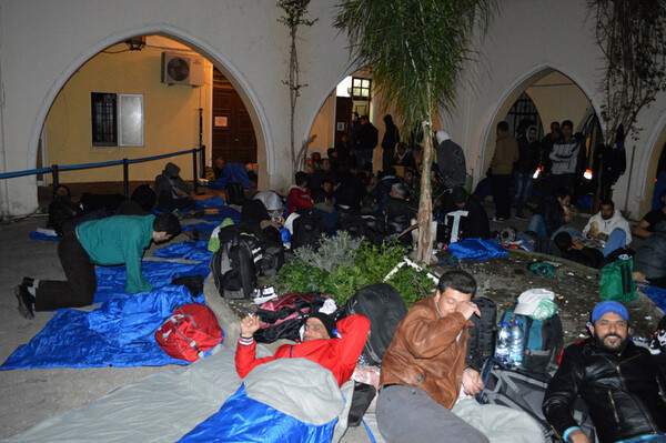 Εκατοντάδες μετανάστες στοιβάζονται στο αστυνομικό τμήμα και το λιμάνι της Κω