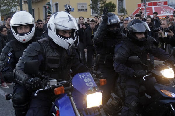 Video δείχνει αστυνομικό με μικροκάμερα στο κράνος του, στα Προπύλαια