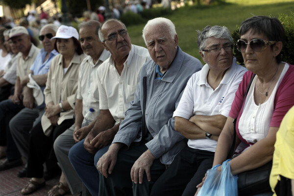 Ο Guardian καταγράφει τις έντονες διαμαρτυρίες των συνταξιούχων στη συγκέντρωση του ΠΑΜΕ