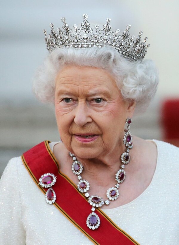 Η βασίλισσα Ελισάβετ καταρρίπτει σήμερα το ρεκόρ παραμονής στον θρόνο του Ηνωμένου Βασιλείου