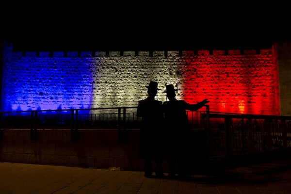 Κτίρια-σύμβολα και μνημεία στα χρώματα της Γαλλίας χθες τη νύχτα