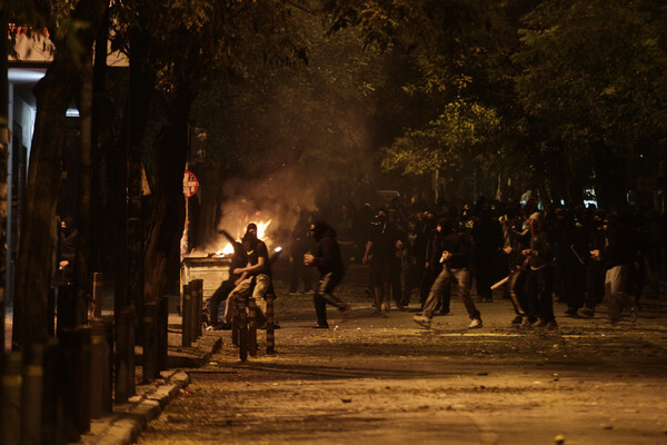 Κλιμακώνονται τα επεισόδια στα Εξάρχεια (ΦΩΤΟ-ΒΙΝΤΕΟ)