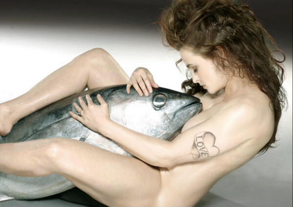 Γιατί η Έλενα Μπόναμ Κάρτερ φωτογραφίζεται γυμνή με ένα ψάρι;