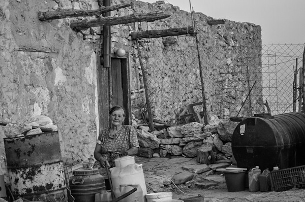 Μια παλιά Ελλάδα, μια παλιά ζωή. Οι φωτογραφίες της Ελένης Σιγαλού