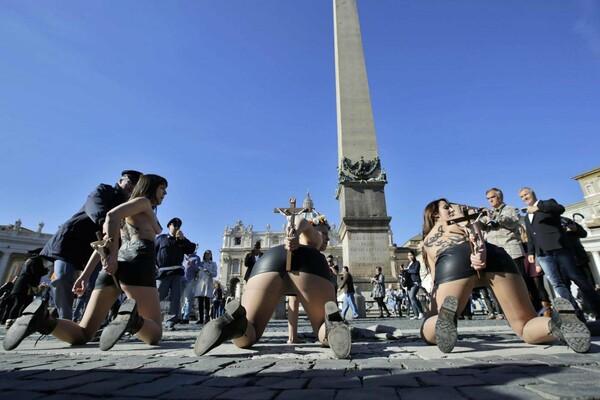 Oι Femen ακραία προκλητικές στο Βατικανό