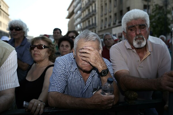 Ο Guardian καταγράφει τις έντονες διαμαρτυρίες των συνταξιούχων στη συγκέντρωση του ΠΑΜΕ