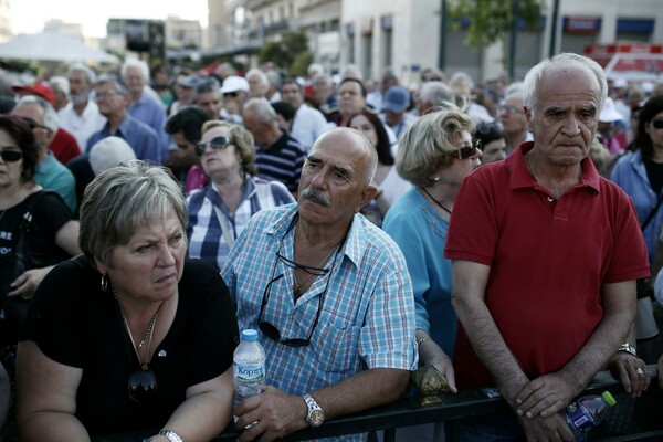 Ο Guardian καταγράφει τις έντονες διαμαρτυρίες των συνταξιούχων στη συγκέντρωση του ΠΑΜΕ