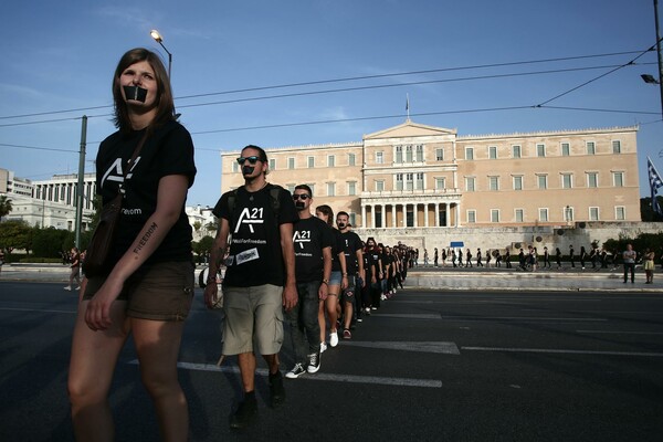 Στα μαύρα και φιμωμένοι Αθηναίοι και Θεσσαλονικείς για το #WalkForFreedom