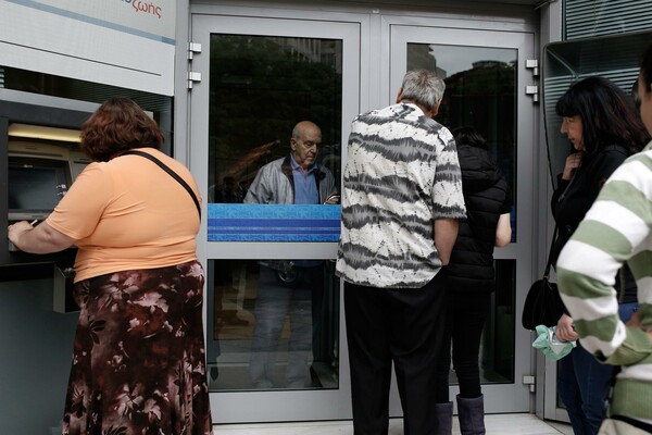 Χωρίς κίνηση η πρώτη μέρα με τις τράπεζες ανοιχτές