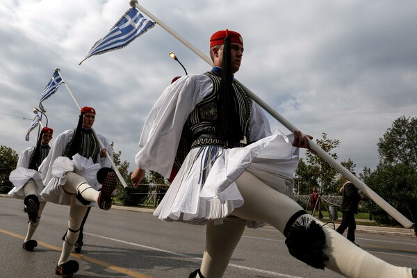 Εθνική περηφάνια ή άχρηστο στρατιωτικοθρησκευτικό κιτς;